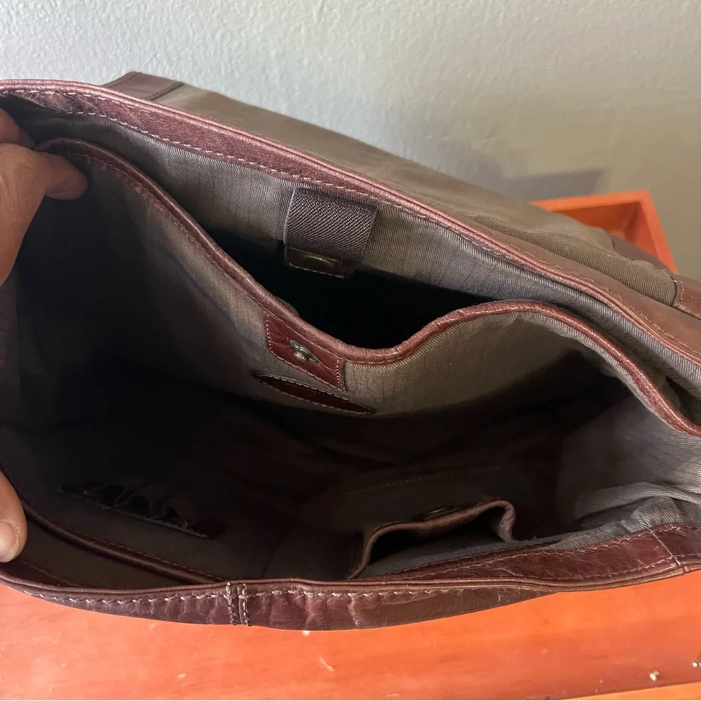 Fossil Distressed Brown Leather Messenger/Laptop Crossbody Bag Great Condition
